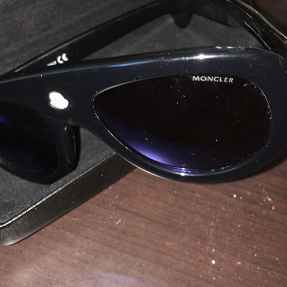 Moncler sunglasses - Picture 2 of 2